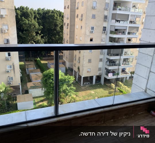 מרפסת עם רצפה מלוכלכת ובקבוק פלסטיק ריק
